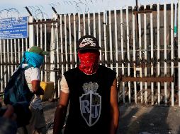 Navarrete Prida dice que varios de los grupos delictivos pagan a mujeres, niños y adultos mayores para estar en la primera línea a la hora de ingresar a territorio mexicano, con la idea de presionar para que se abra la reja de la frontera. EFE / E. Biba