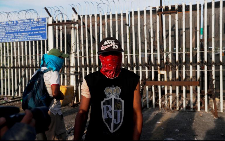 Navarrete Prida dice que varios de los grupos delictivos pagan a mujeres, niños y adultos mayores para estar en la primera línea a la hora de ingresar a territorio mexicano, con la idea de presionar para que se abra la reja de la frontera. EFE / E. Biba
