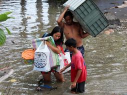 Una familia sale de la isla de Luzón. EFE/N. Maribojoc