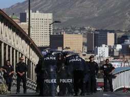 Agentes de Aduanas y Protección Fronteriza (CBP)  ensayan una formación durante sus prácticas en El Paso. EFE/H. Dayer