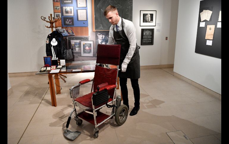 La silla de ruedas motorizada que utilizara el fallecido Stephen Hawking en 1988, se exhibe en la casa de subastas Christie's, en Londres donde será parte de la subasta de varios objetos personales del científico británico cuyos fondos recaudados se donarán a la Fundación Stephen Hawking y la Asociación de la Enfermedad Motoneuronal (MND). EFE / N. Hall