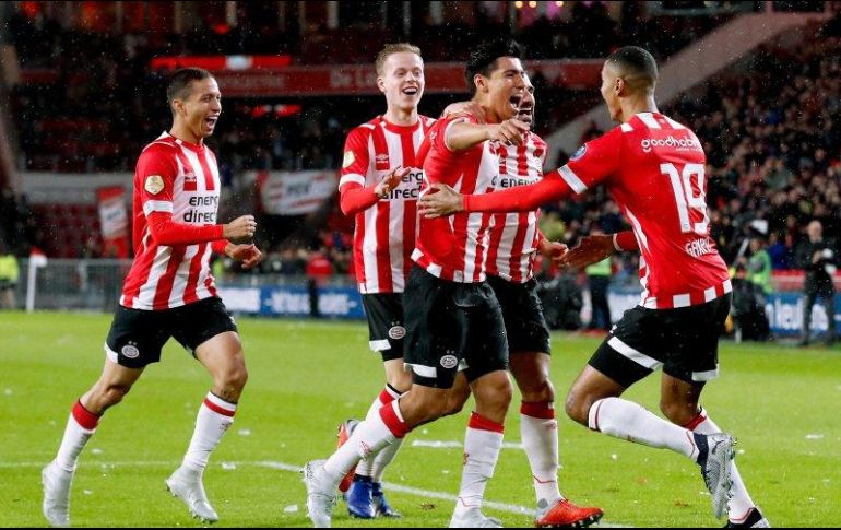 Gutiérrez celebra con sus compañeros tras abrir el marcador. TWITTER/PSV