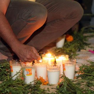 Advierten de riesgos por veladoras en altares de muertos