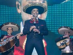 Polemizan conducta extraña de Alejandro Fernández en concierto