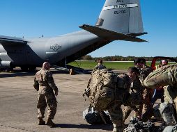 Soldados cargan un vehículo militar a bordo de un Super Hércules C-130J en Fort Knox, antes de dirigirse a la frontera entre EU y México. EFE/Z. Wockenfuss