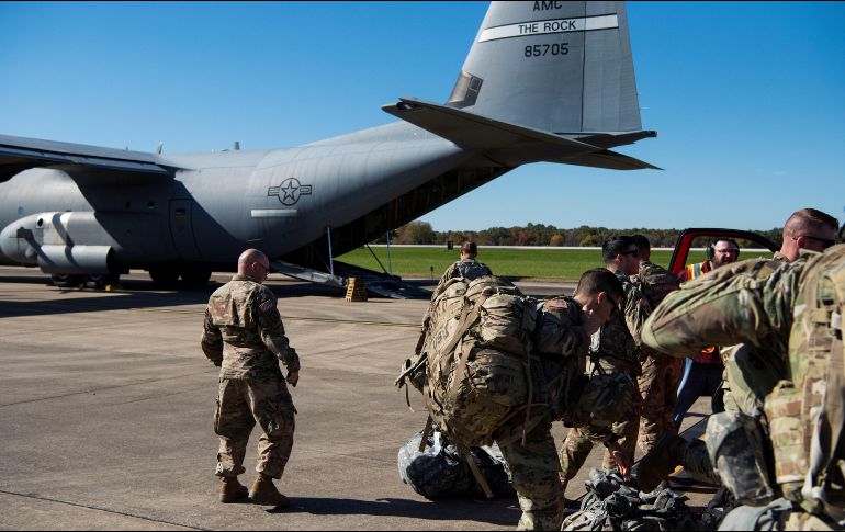 Soldados cargan un vehículo militar a bordo de un Super Hércules C-130J en Fort Knox, antes de dirigirse a la frontera entre EU y México. EFE/Z. Wockenfuss