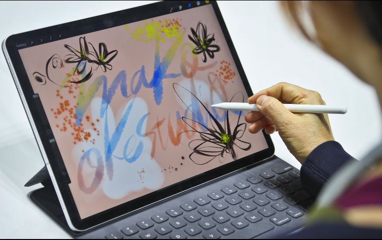 El artista japonés Mako Oke usa el nuevo iPad Pro con su accesorio de lápiz después del evento. AP / B. Matthews