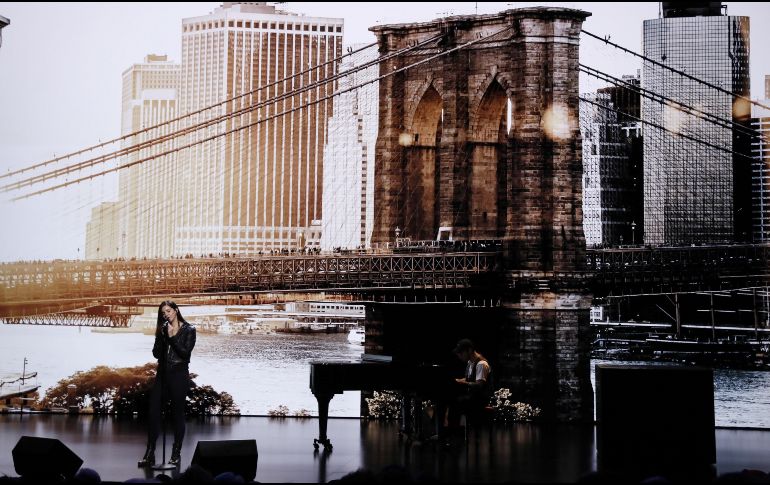 Lana del Rey y el pianista Jack Antonoff actuaron durante un evento de Apple en la Academia de Música de Brooklyn. EFE / J. Lane