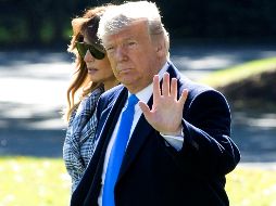 El presidente estadounidense, Donald J. Trump, se dirige al helicóptero presidencial acompañado de la primera dama, Melania Trump (i), para viajar a Pittsburgh. EFE/M. Reynolds