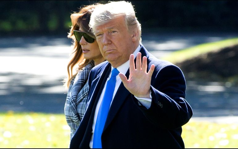 El presidente estadounidense, Donald J. Trump, se dirige al helicóptero presidencial acompañado de la primera dama, Melania Trump (i), para viajar a Pittsburgh. EFE/M. Reynolds