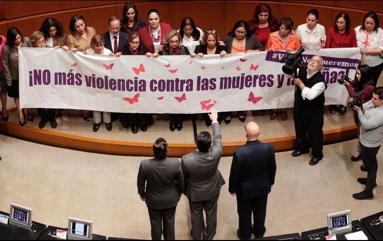 El mensaje, desplegado frente al legislador Gustavo Madero, tenía el mensaje: 