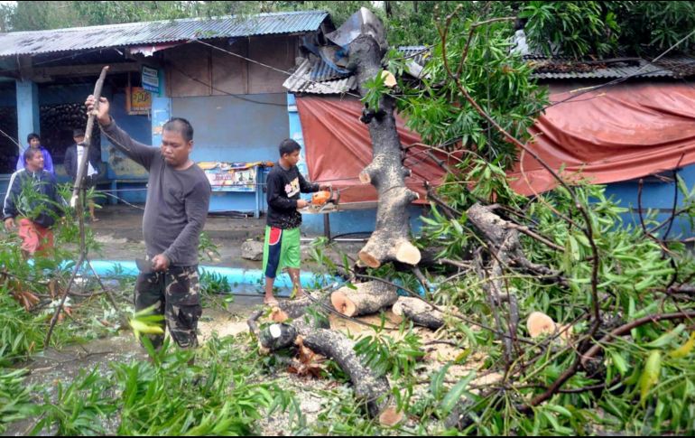 Más de 10 mil personas fueron evacuadas de sus hogares en diferentes provincias de la isla de Luzón debido al paso del meteoro. AP