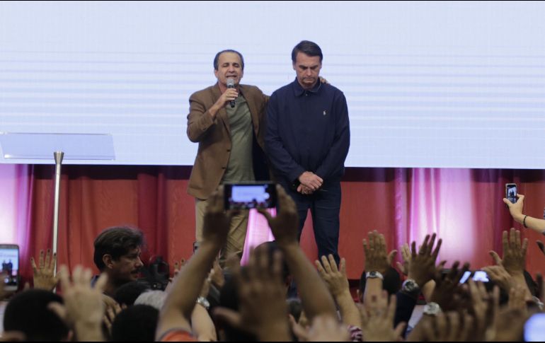 Entre las intenciones de Jair Bolsonaro (derecha) se cuentan la fusión de los despachos de Agricultura y Medio Ambiente y un gran Ministerio de Economía. EFE/A. Cassiano