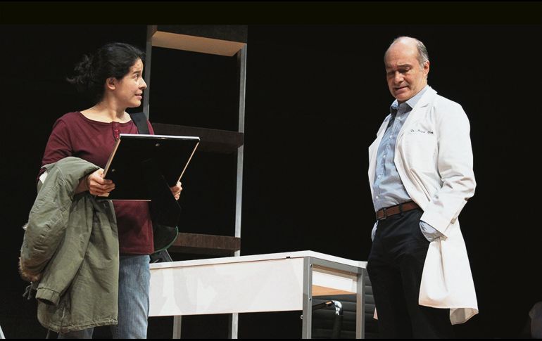 Arcelia Ramírez y Odiseo Bichir protagonizan el montaje dirigido por Diego del Río. TWITTER / @Osidesobichir