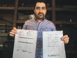 Miguel Monroy Díaz muestra los recibos donde se refleja el aumento de la tarifa eléctrica. EL INFORMADOR/G. Gallo