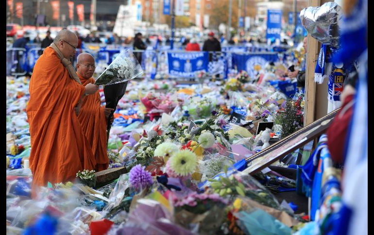 Un monje budista presenta sus respetos en el memorial al dueño del club Leicester City que falleció el pasado fin de semana al desplomarse el helicóptero donde viajaba. AP / M. Egerton