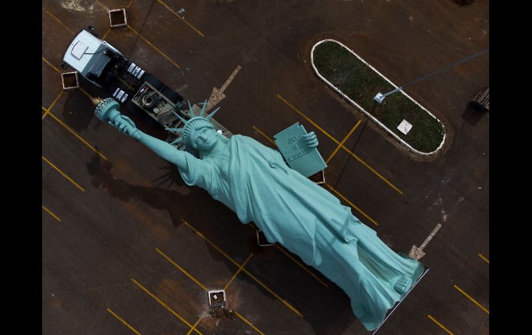 Esta foto tomada con un dron muestra una réplica de la Estatua de la Libertad sobre un camión en el estacionamiento de la tienda Havan en la ciudad de Brasilia, Brasil. La instalación de la estructura de 35 metros de altura ha causado controversia con las autoridades que han bloqueado los planes de la tienda. EFE / J. Alves