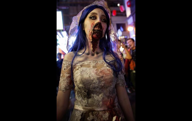 Una mujer disfrazada asiste a unas celebraciones por Halloween en Lan Kwai Fong en Hong Kong, China. EFE / A. Hofford