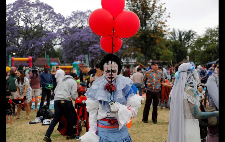 Personas se disfrazan para celebrar Halloween en Johannesburgo, Sudáfrica. EFE/ K. Ludbrook