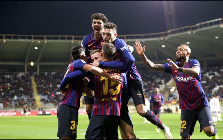 Los jugadores del Barcelona celebran la anotación del Lenglet al 90+1'. EFE/Lavandeira Jr.