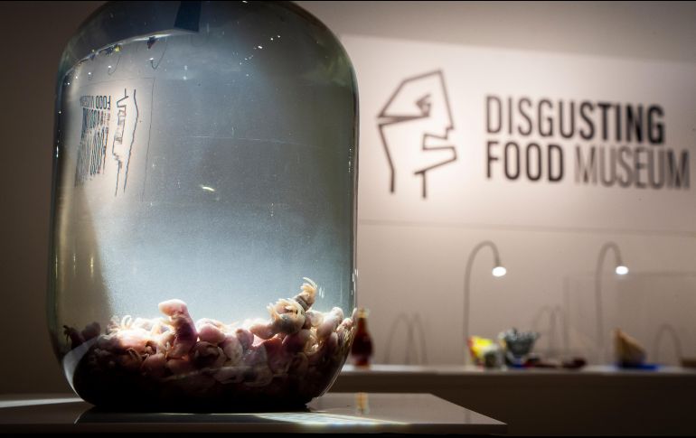 Un contenedor repleto de vino de ratones. Los roedores bebés se ahogan y elaboran en vino de arroz, y la preparación se madura hasta un año antes de beberla. AP/A. Barte