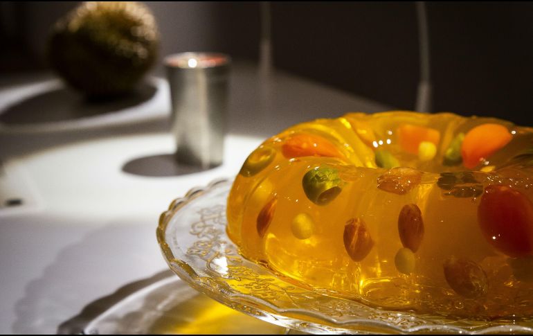 Una tradicional ensalada de gelatina estadounidense; las recetas incluyen ingredientes como sopa de tomate, mayonesa, queso crema, verduras, salchichas y aceitunas, todo suspendido en la gelatina de colores. AP/A. Barte