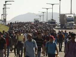 Este miércoles partió de San Salvador otra caravana repartida en dos grupos que suman cerca de un millar de personas. EFE / R. Sura
