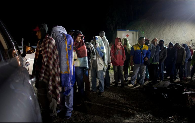 Migrantes venezolanos, formados para recibir café y pan gratis, en Colombia. AP / ARCHIVO