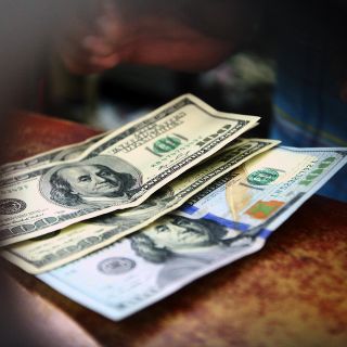 Calificadoras disparan al dólar hasta los 20.60 pesos