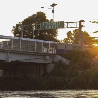 Migrantes esperan el amanecer en Guatemala para cruzar a México