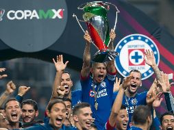 Los jugadores del Cruz Azul celebran eufóricos la conquista del torneo copero, tras vencer de visitante a los Rayados. MEXSPORT