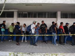 Salvadoreños se forman para pasar la aduana de La Hachadura, en la frontera con Guatemala, la primera barrera de su viaje a Estados Unidos. AFP/M. Recinos