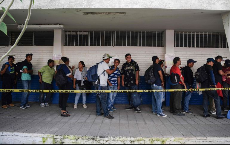 Salvadoreños se forman para pasar la aduana de La Hachadura, en la frontera con Guatemala, la primera barrera de su viaje a Estados Unidos. AFP/M. Recinos