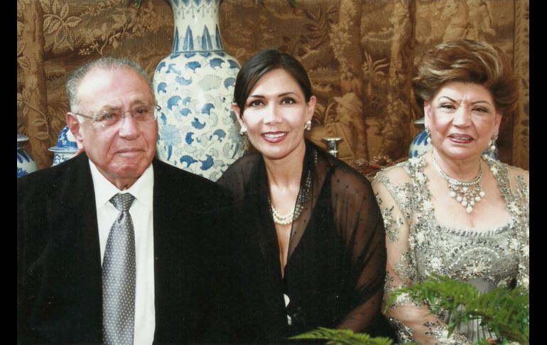 Humberto García Vázquez con su hija Lorena y su esposa Anita.