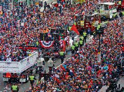 Miles de seguidores de los Medias Rojas celebraron junto con el equipo durante el tradicional desfile. EFE