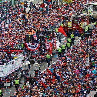 Los Medias Rojas celebran con su afición el título de la Serie Mundial