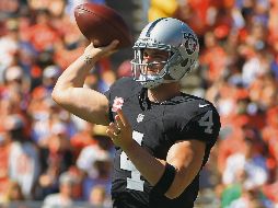 El quarterback de los Raiders tratará de llevar a su equipo al triunfo hoy ante los 49ers. AP