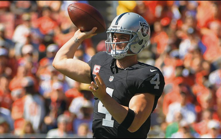 El quarterback de los Raiders tratará de llevar a su equipo al triunfo hoy ante los 49ers. AP