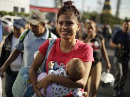 Los niños también forman parte de la caravana de migrantes centroamericanos que ingresa al país. EFE / R. Sura