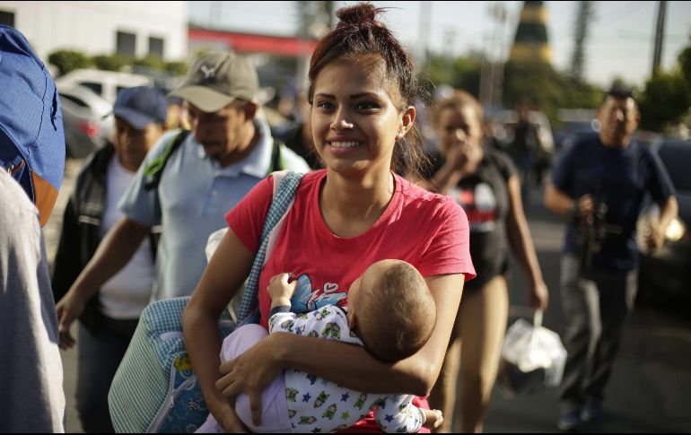 Los niños también forman parte de la caravana de migrantes centroamericanos que ingresa al país. EFE / R. Sura