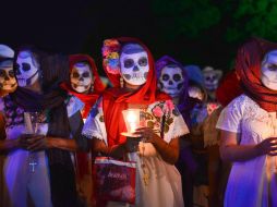 Niños y jóvenes participan de las festividades de Hanal Pixán, en Mérida, en el estado de Yucatán. En la tradición maya los muertos sólo mueren de verdad cuando los olvidamos. EFE / C. Moreno