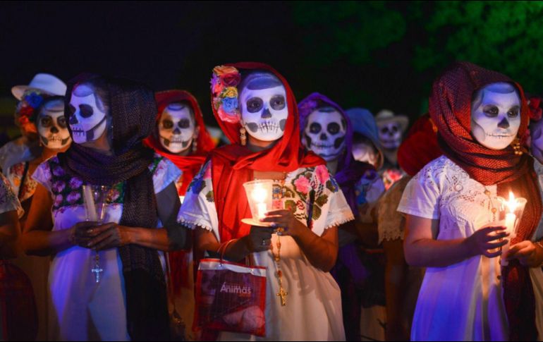Niños y jóvenes participan de las festividades de Hanal Pixán, en Mérida, en el estado de Yucatán. En la tradición maya los muertos sólo mueren de verdad cuando los olvidamos. EFE / C. Moreno