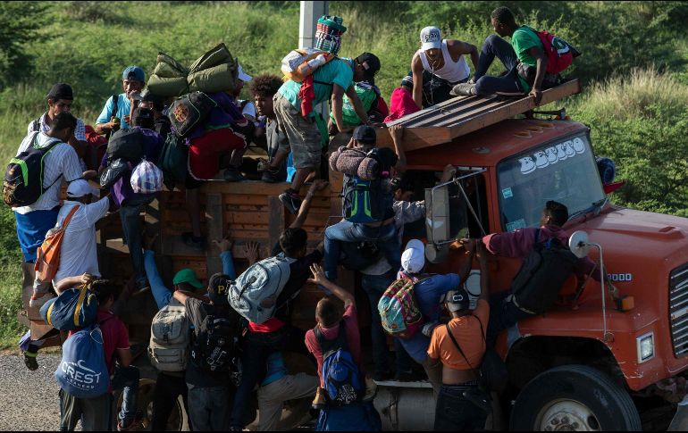 Integrantes de la caravana aseguran que habían conseguido 70 autobuses para que los llevaran, pero les “bloquearon” el transporte. AFP / G. Arias