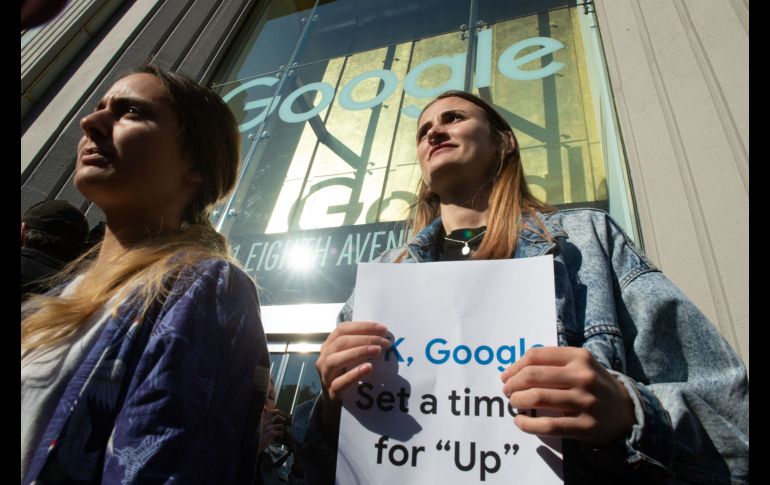 Trabajadores de Google caminaron afuera de las oficinas en varias partes del mundo para protestar por las denuncias de acoso sexual al interior de la empresa y la manera en la que han respondido. AFP / B. Smith