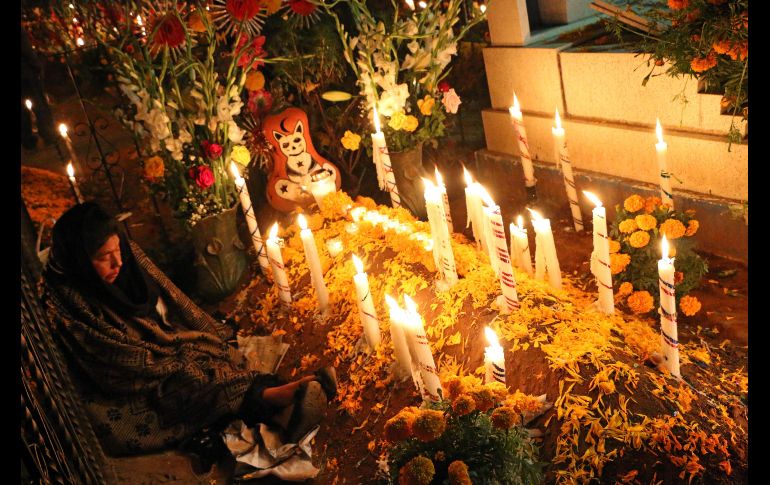 En la víspera del Día de Todos los Santos, pobladores de Santa Maria Atzompa, Oaxaca ya tuvieron su primera noche en vela como parte de los ritos tradicionales que se realizan 1 y 2 de noviembre. AFP / P. Castellanos