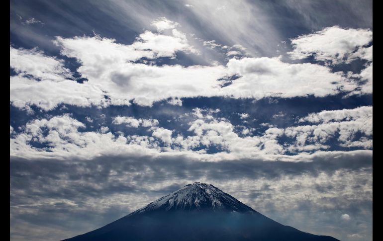 Una impresionante estampa del Monte Fuji, la montaña más alta de Japón, fue captada por la lente de AFP desde la ciudad de Fujikawaguchiko, en la prefecura de Yamanashi. AFP / B. Mehri