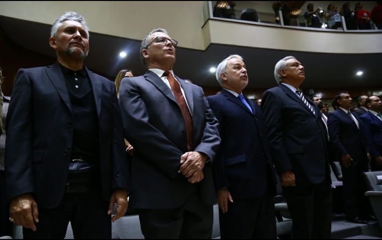 Luego de algunos años alejado, González Márquez asistió a la sesión de inicio de la 62 Legislatura. ESPECIAL
