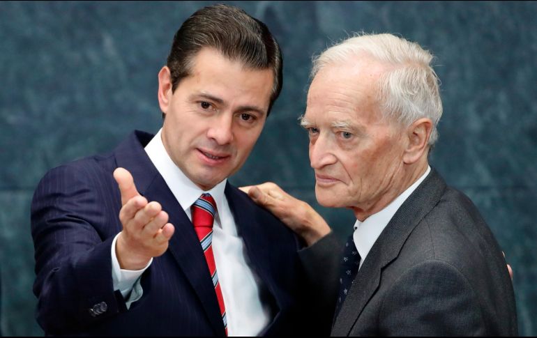 El Presidente Enrique Peña Nieto entregó el premio a Luis Goytisolo junto con María Cristina García Cepeda, secretaria de Cultura federal y Silvia Lemus, viuda de Carlos Fuentes. EFE / J. Méndez