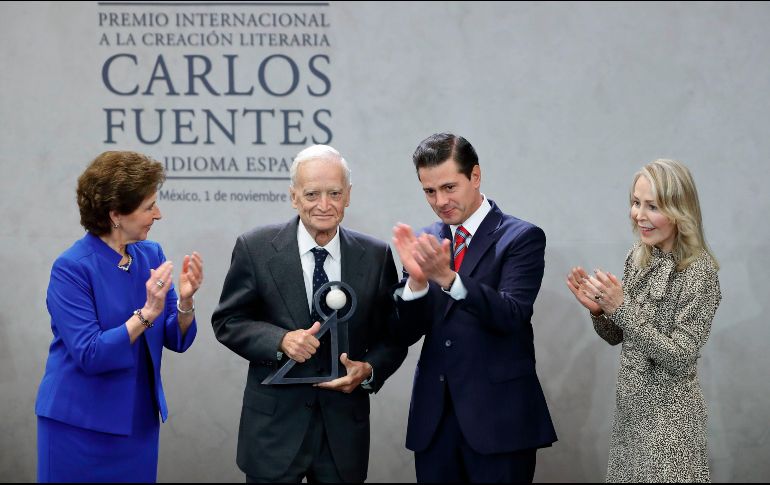 El Presidente Enrique Peña Nieto entregó el premio a Luis Goytisolo junto con María Cristina García Cepeda, secretaria de Cultura federal y Silvia Lemus, viuda de Carlos Fuentes. EFE / J. Méndez