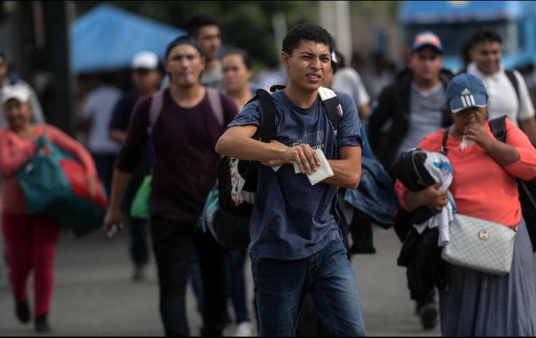 Pr la frontera de La Hachadura cruzaron a Guatemala mil 049 integrantes de la caravana, de los cuales 30 eran niños y adolescentes. AFP / M. Recinos